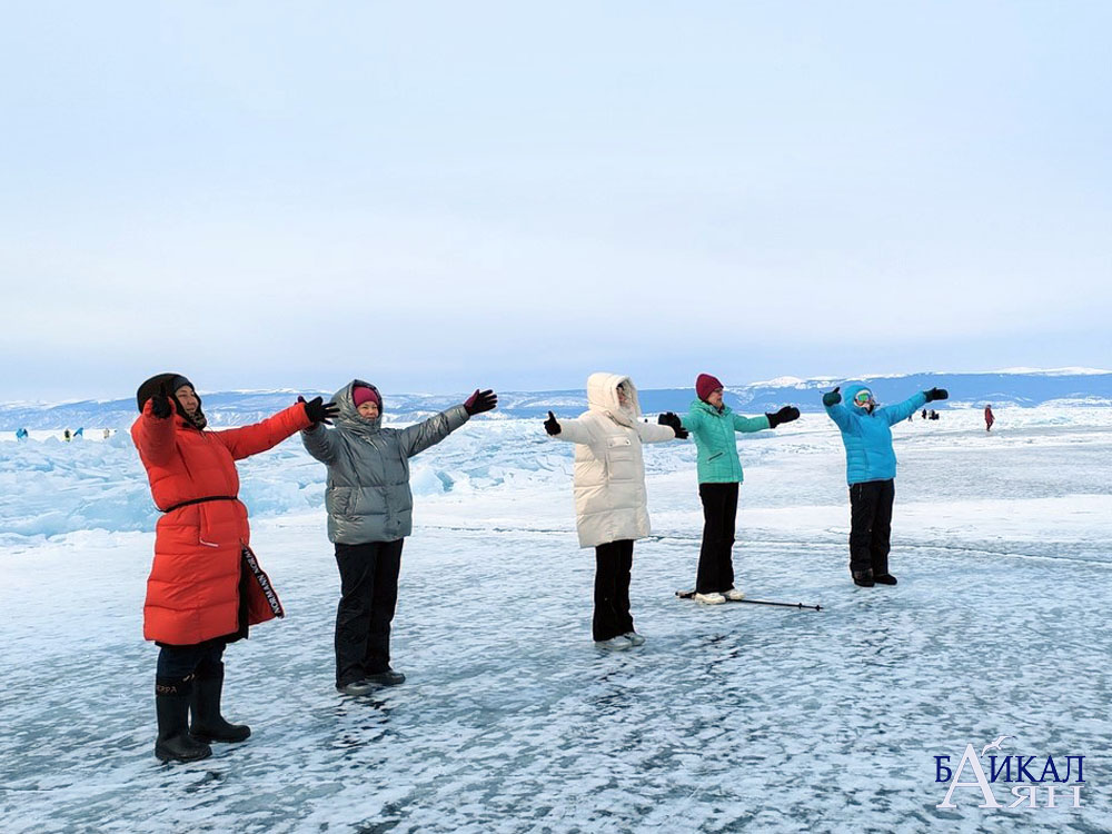 Туристы на Байкале зимой