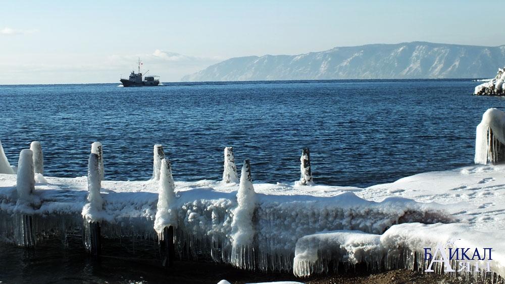 Замерзают ли озера. В Листвянке лед встал. Озеро Байкал почему замерзает. Замерзает ли Дон. Как встает лед на Байкале.