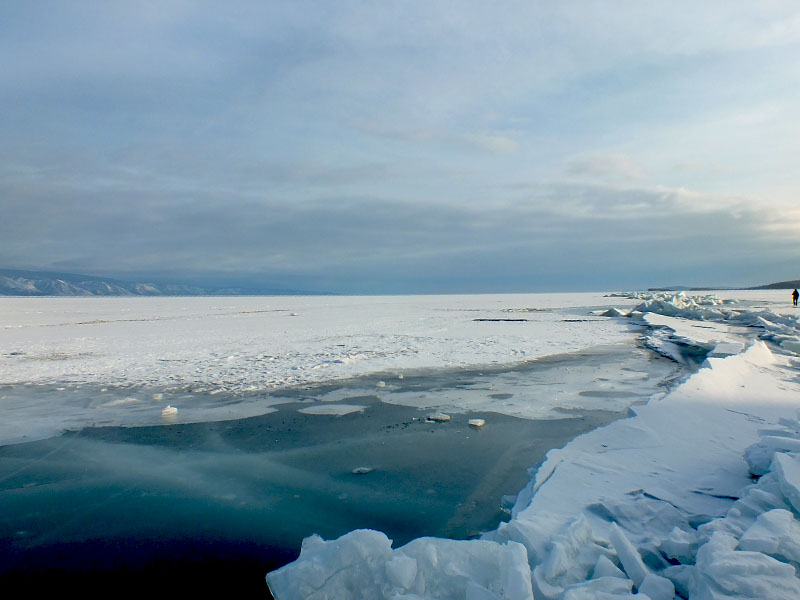 Трещины на льду Байкала
