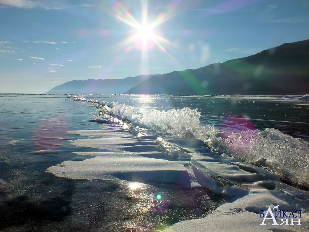 Солнечный день на Байкале зимой