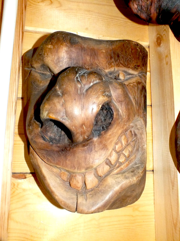 Деревянная маска